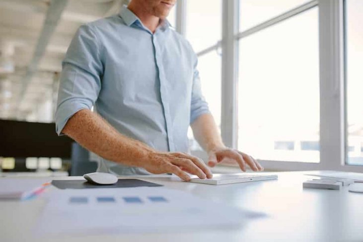 The 6 Tips To Help You Transition From Sitting To A Standing Desk